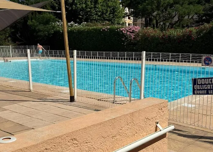 A 2km De La *